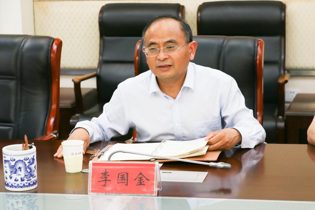 李国金对钟齐鑫和何林青一行表示热烈欢迎,并从学科建设,科学研究
